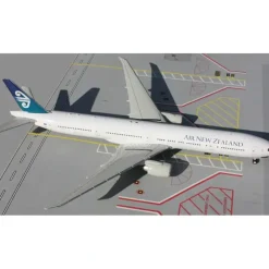 Airplane Model*Gemini Jets G2ANZ258 1:200 Air New Zealand Boeing 777-300ER ZK-OKM - Miniature Marvels: Airplane Models & Painted Dice