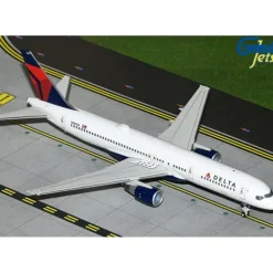 Airplane Model*Gemini Jets G2DAL1307 1:200 Delta Air Lines Boeing 757-200 N683DA - Miniature Marvels: Airplane Models & Painted Dice