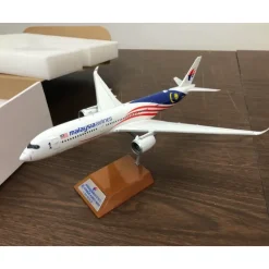 Airplane Model**Inflight IF350MH002 1:200 Malaysia Airlines Airbus A350-900 9M-MAC - Miniature Marvels: Airplane Models & Painted Dice