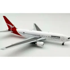 Airplane Model**InFlight IF762QF1120 1:200 Qantas 767-200 VH-EAN - Miniature Marvels: Airplane Models & Painted Dice