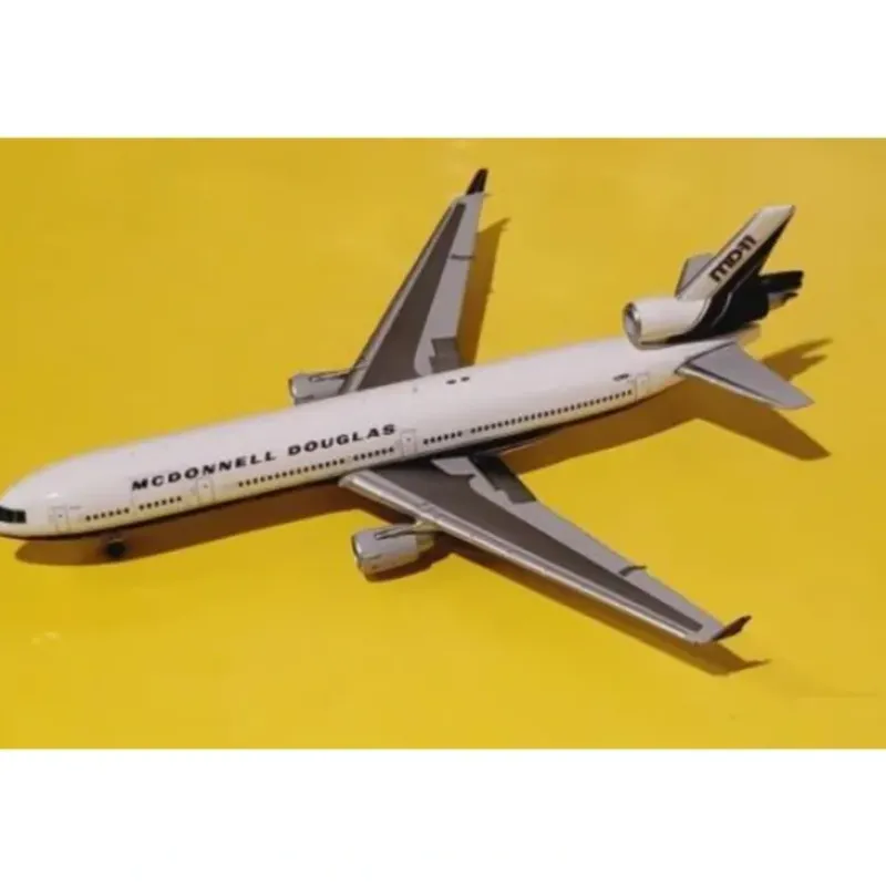 Airplane Model*JC Wings LH4077 1:400 House Colors MD-11 - Miniature Marvels: Airplane Models & Painted Dice