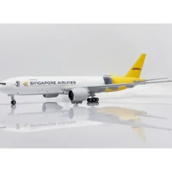 Airplane Model*JC Wings SA2021C 1:200 Singapore/DHL Boeing 777-200LRF - Miniature Marvels: Airplane Models & Painted Dice