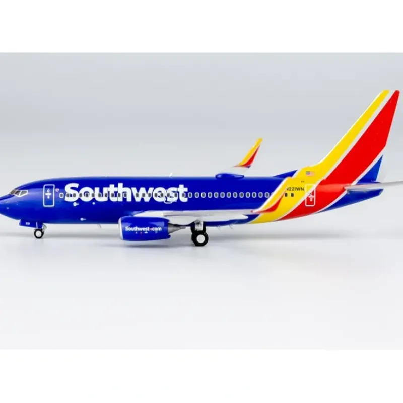 Airplane Model*NG 77042 1:400 Southwest Airlines Boeing 737-700 N221WN (Heart livery; normal winglets) - Miniature Marvels: Airplane Models & Painted Dice
